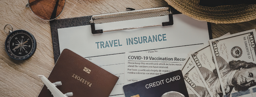 Assurance voyage avec passeport, carte bancaire et argent.